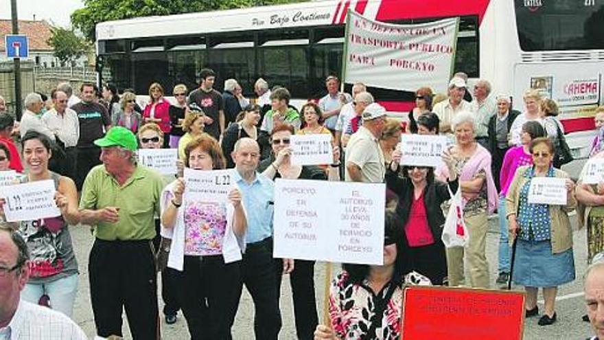 Los manifestantes en la plaza de la iglesia de Porceyo.