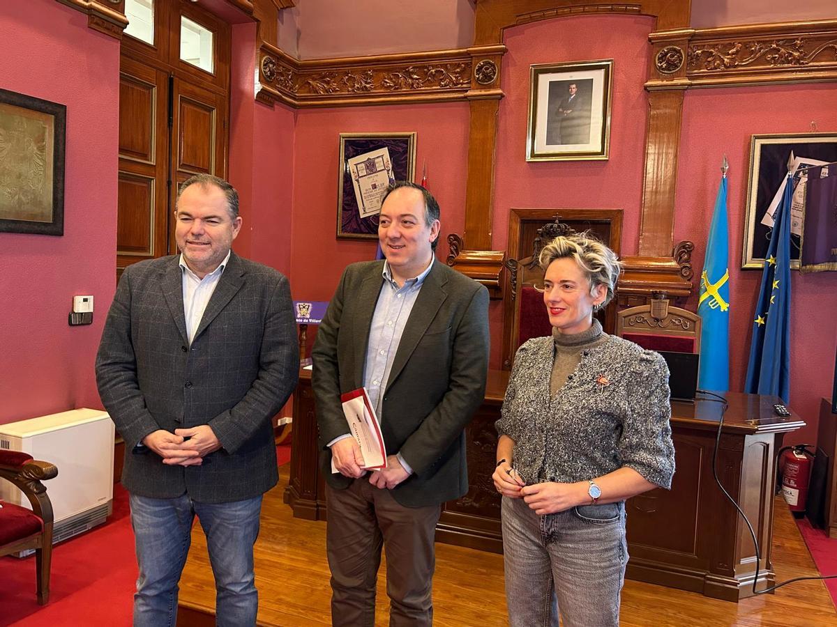Carlos Paniceres, Alejandro Vega e Irene Llada, este viernes, en el Ayuntamiento de Villaviciosa.