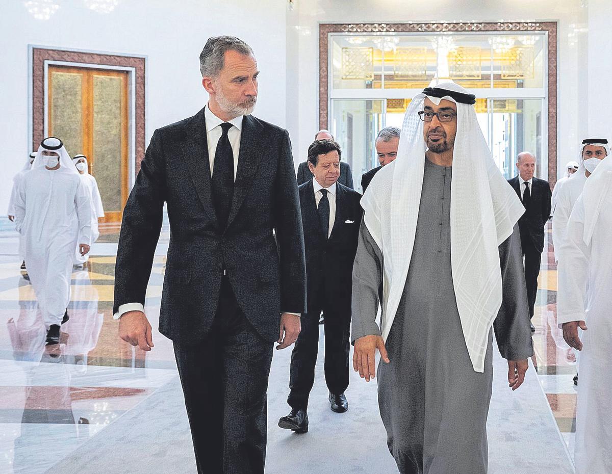 15 de mayo de 2022.- Felipe VI junto al ministro de Asuntos Presidenciales de Emiratos Árabes, Mohamed bin Zayed Al Nahayan. en Abu Dhabi