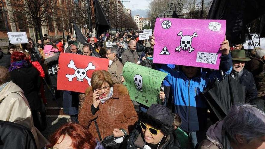 La marea de manifestantes, en el paseo de Begoña, antes de iniciar su recorrido por Gijón.