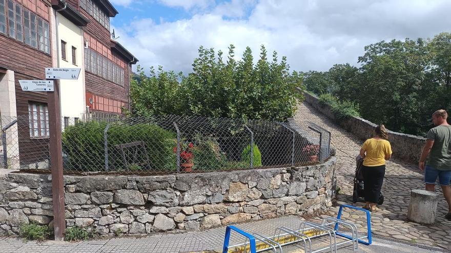 Novedoso bicicletero en El Puente Romano, en Parres
