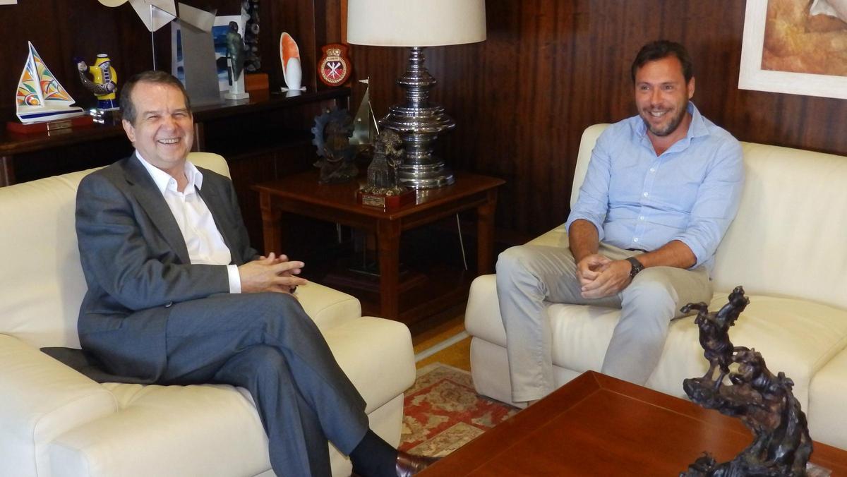 Abel Caballero y Óscar Puente, durante una visita del segundo a Vigo en 2017