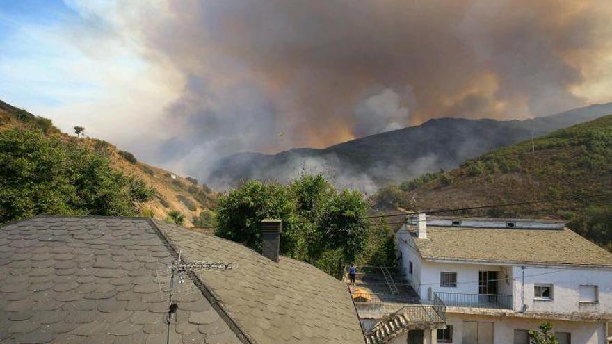 Evacuados los vecinos de Santa Eulalia (León) por un incendio próximo al pueblo