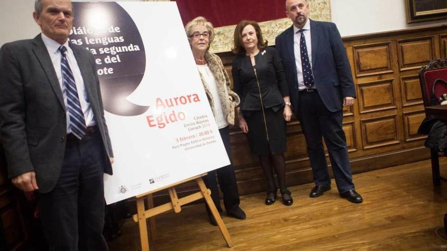 Por la izquierda, ayer, Emilio Martínez Mata, Josefina Martínez, Aurora Egido y Francisco Laviana.