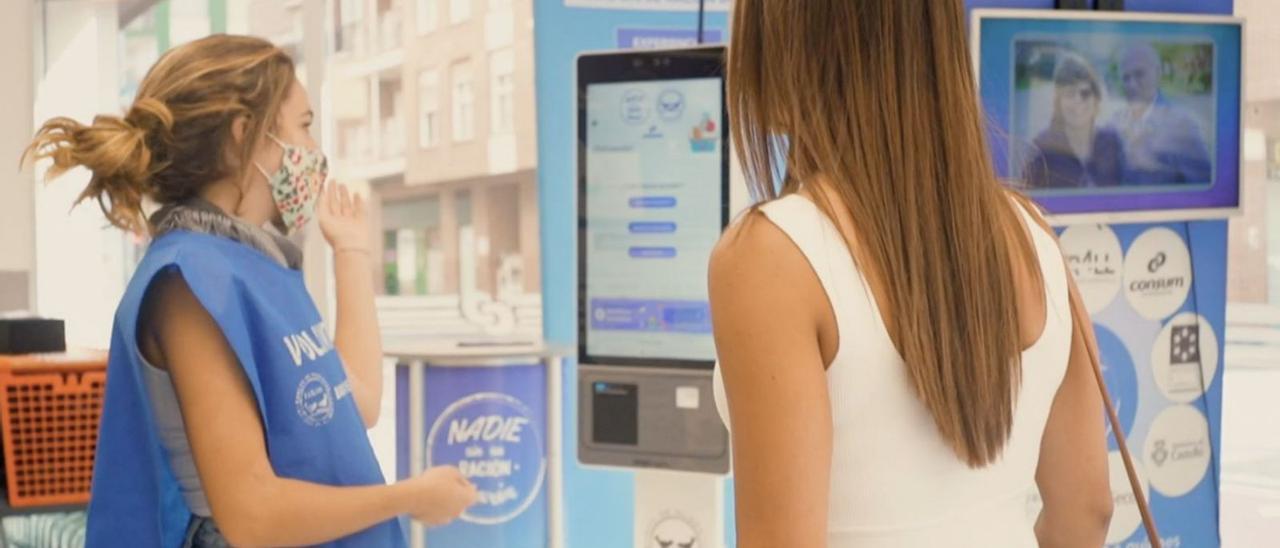 Una persona dona en uno de los «totems» instalados en un supermercado.  | LEVANTE-EMV