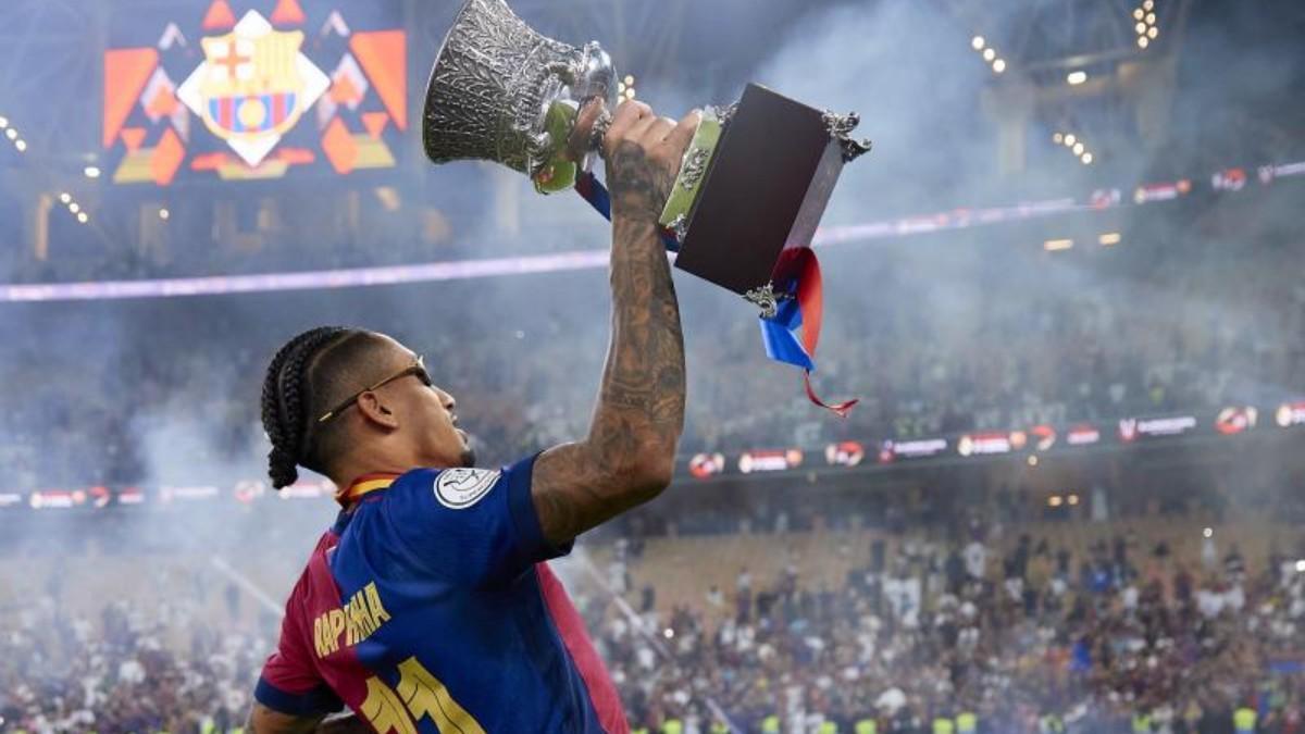 Raphinha celebra el título de la Supercopa de España ante los aficionados en Arabia Saudí