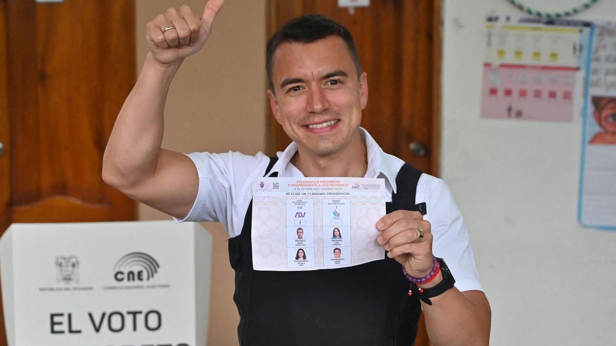 El Presidente de Ecuador Daniel Noboa, con chaleco antibalas, deposita su papeleta en las elecciones que ganó en octubre de 2023