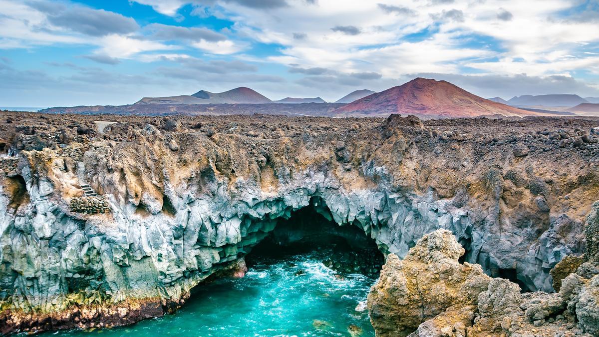 En los Hervideros sentiremos la fuerza del mar chocando contra la tierra y las impresionantes cuevas volcánicas