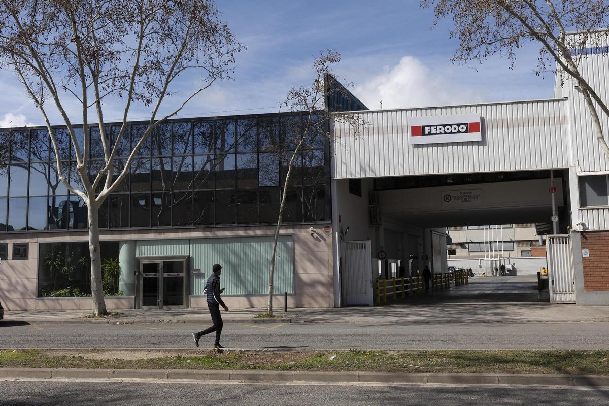 Entrada a la fábrica de Tenneco, en Badalona.
