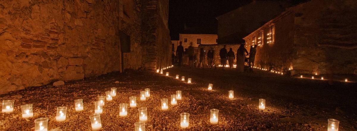 Camino iluminado en la celebración de la Noche de las Velas en Pedraza