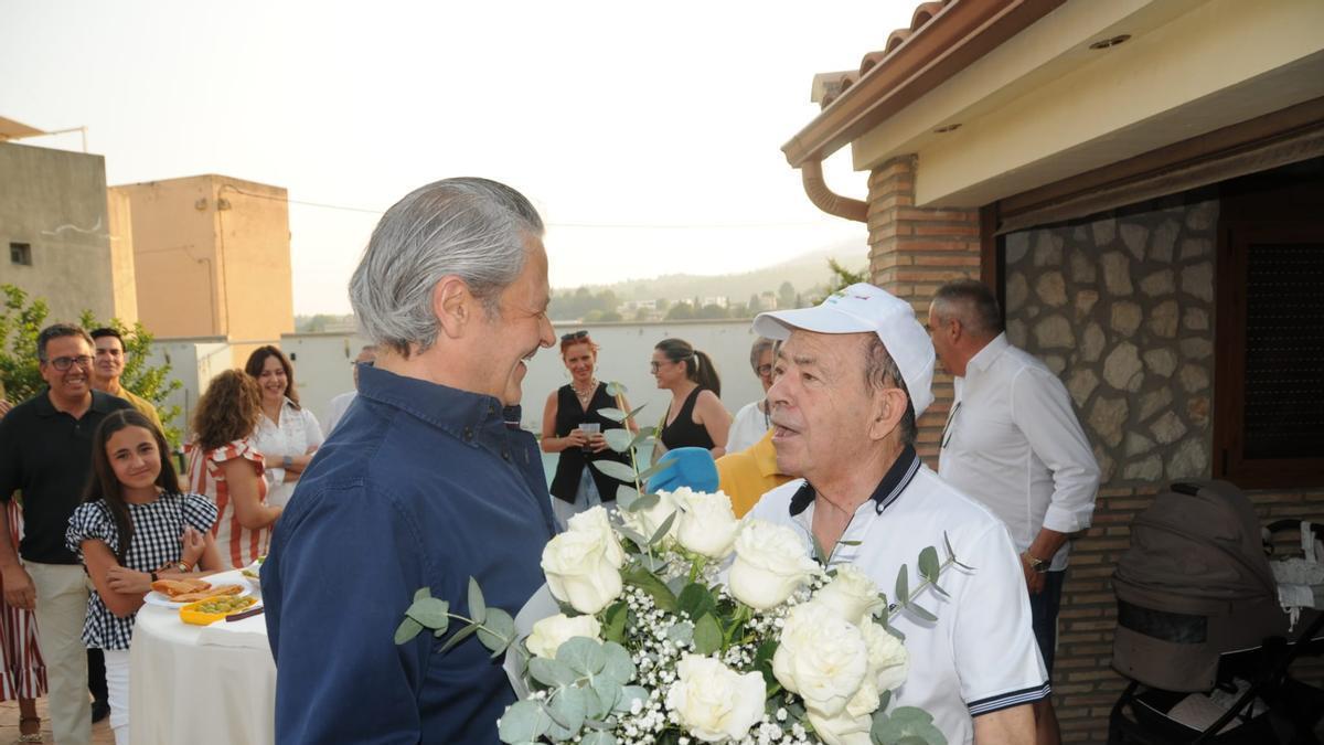 El presidente del Bando, Jesús Torres, le comunica a Fernando Alcázar su nombramiento como Caballista del Año