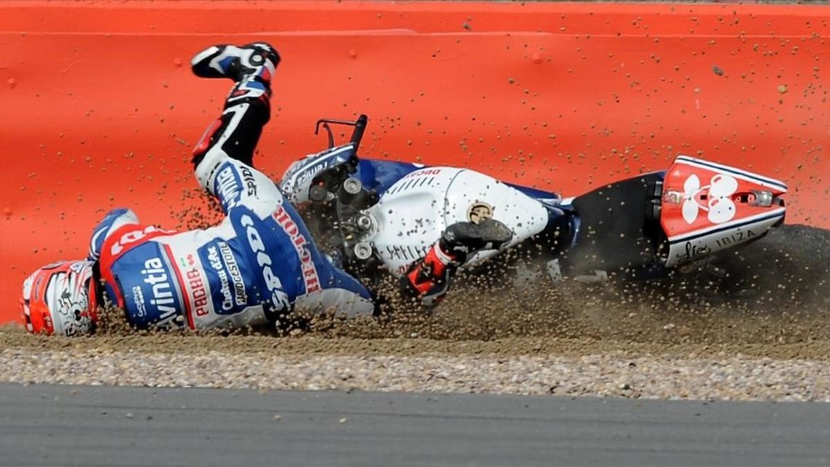Héctor Barberá cae de su moto en Silverstone (2015)