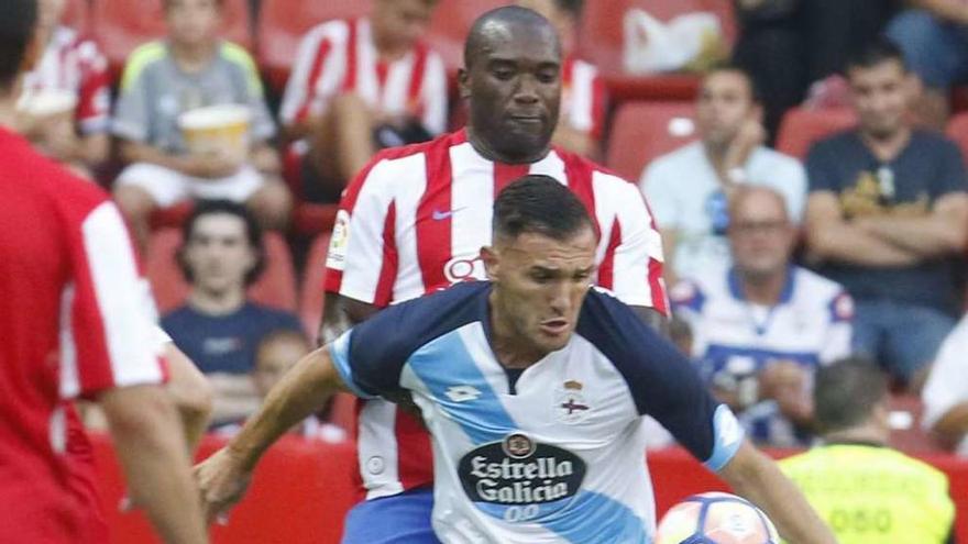 Lucas Pérez protege el balón durante el partido de ayer en El Molinón.