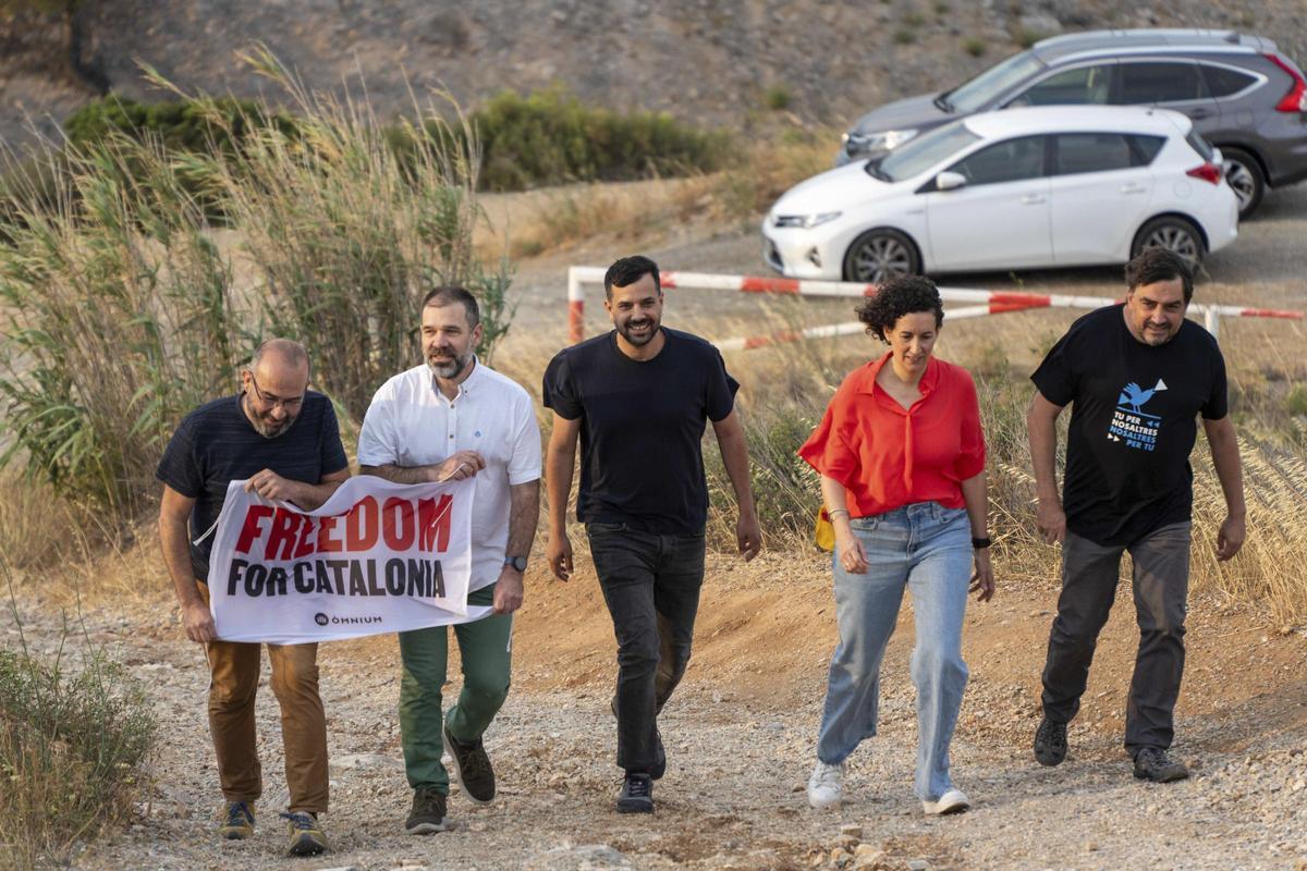 Rovira ha vuelto a Catalunya esta mañana en coche a través de la frontera con Francia y lo ha hecho acompañada por el diputado de ERC en el Parlament, Ruben Wagensberg, el periodista Jesús Rodríguez, el vicepresidente de Òmnium Cultural, Oleguer Serra, y el empresario Josep Campmajó.