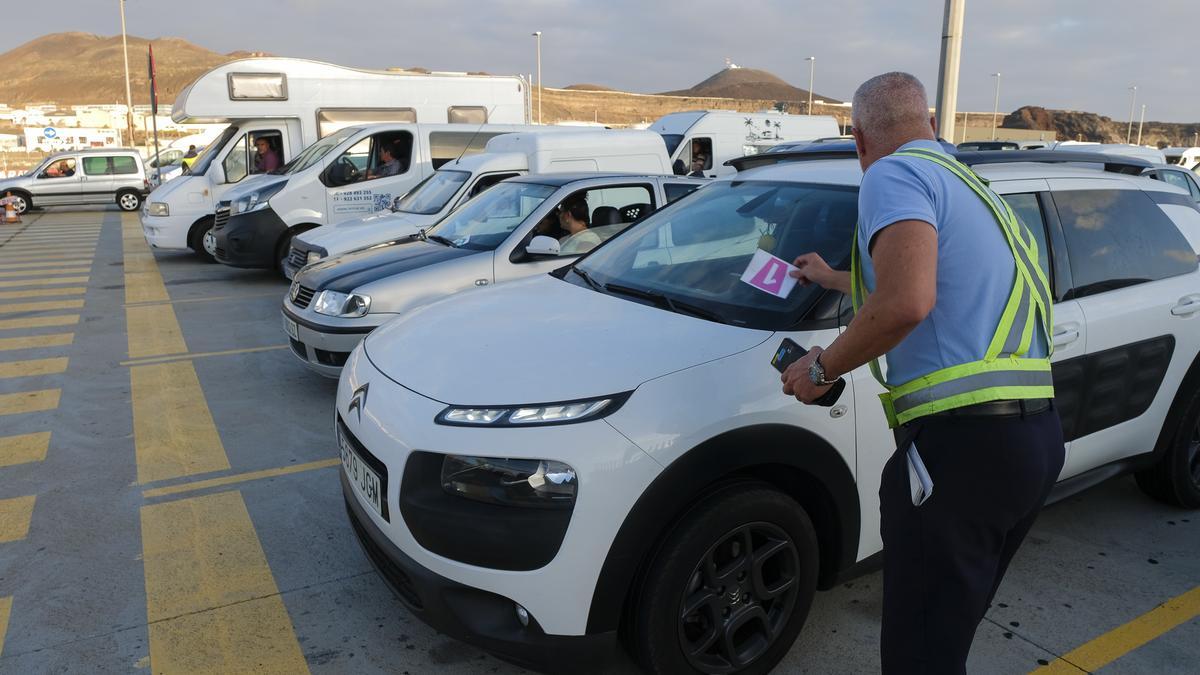 Un operario de Naviera Armas Trasmediterránea coordina la entrada de vehículos en los carriles ubicados en la explanada del muelle.