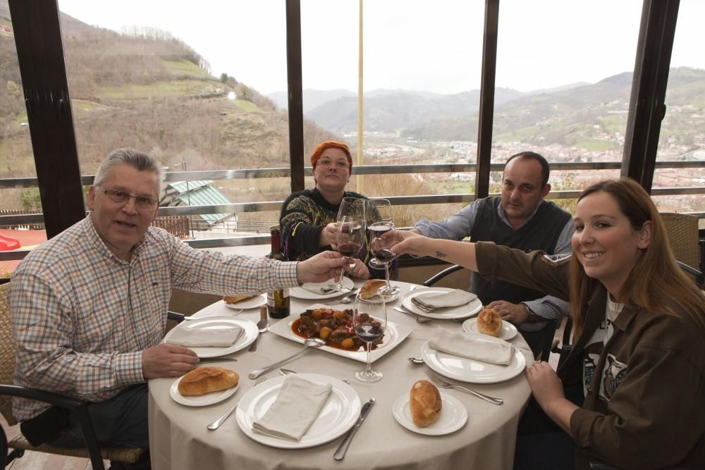 Hosteleros comiendo cabritu con patatinos en el Restaurante Canzana, en Laviana