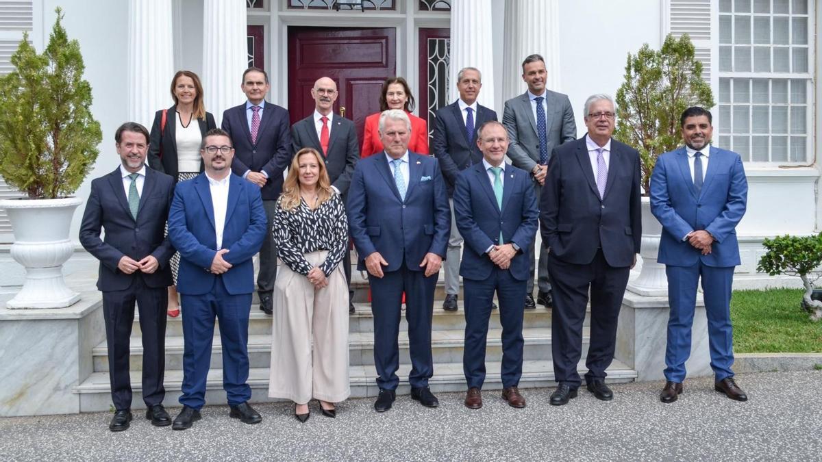 Reunión del cuerpo consular acreditado en Santa Cruz de Tenerife con cuatro cabildos