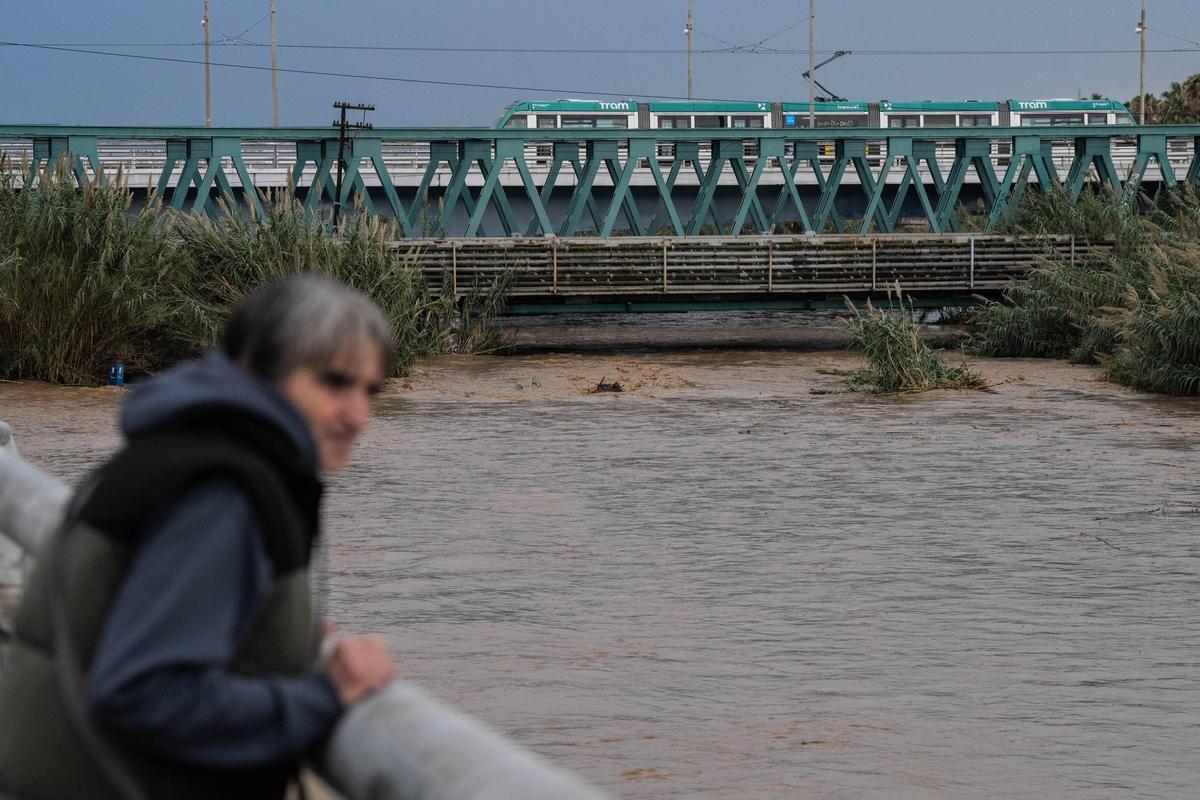 El puente del ferrocarril de Sant Adrià, durante una crecida del río Besòs el pasado noviembre.