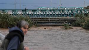 El puente del ferrocarril de Sant Adrià, durante una crecida del río Besòs el pasado noviembre.