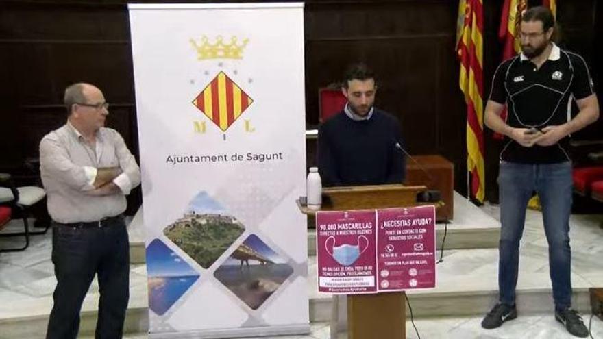 El alcalde,Darío Moreno, entre los ediles Pepe Gil y Guillermo Sampedro, en rueda de prensa.