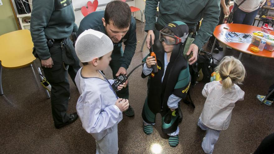 Visita de agentes de la Guardia Civil a niños con cáncer en el Hospital General de Alicante.