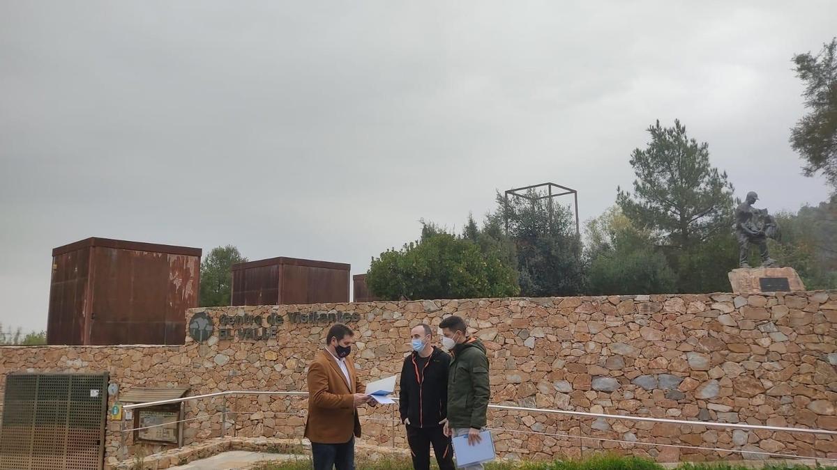 El director general del Medio Natural, Fulgencio Perona, en su visita a las instalaciones