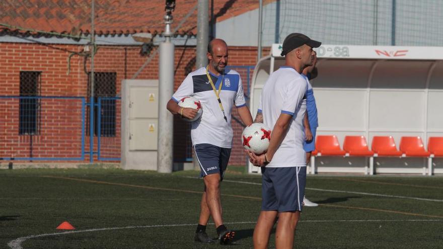 Alberto Monteagudo, entrenador del Cartagena, en un entrenamiento del equipo en la pretemporada.