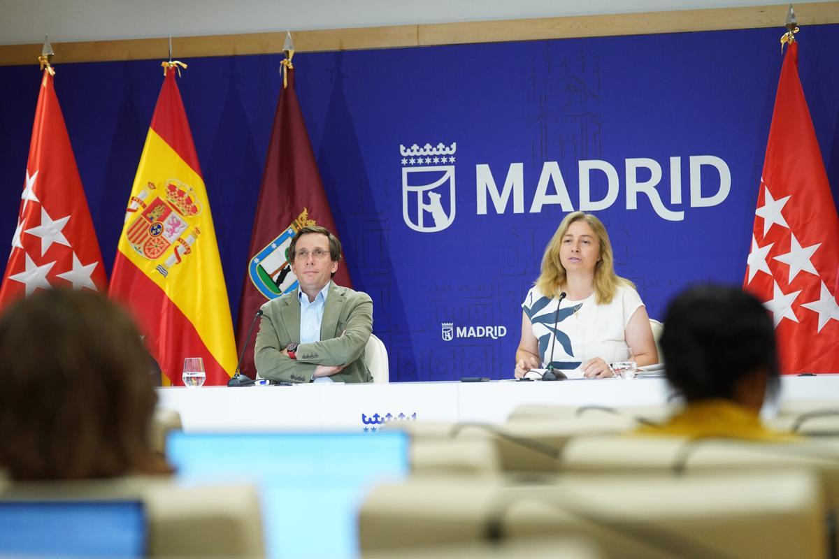 El alcalde de Madrid, José Luis Martínez-Almeida, junto a la vicealcaldesa, Inma Sanz, en la rueda de prensa posterior a la Junta de Gobierno