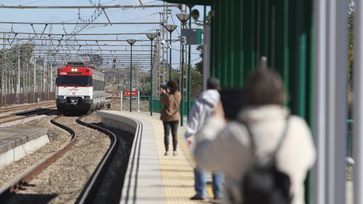 Pasajeros esperan la llegada del tren en la estación de Villarrubia.