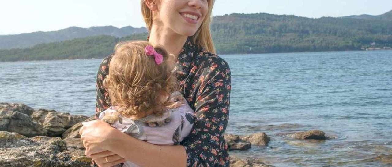 A Actriz María Mera e a sua filla Dalia, divertíndose na praia, neste verán de 2017. // FdV