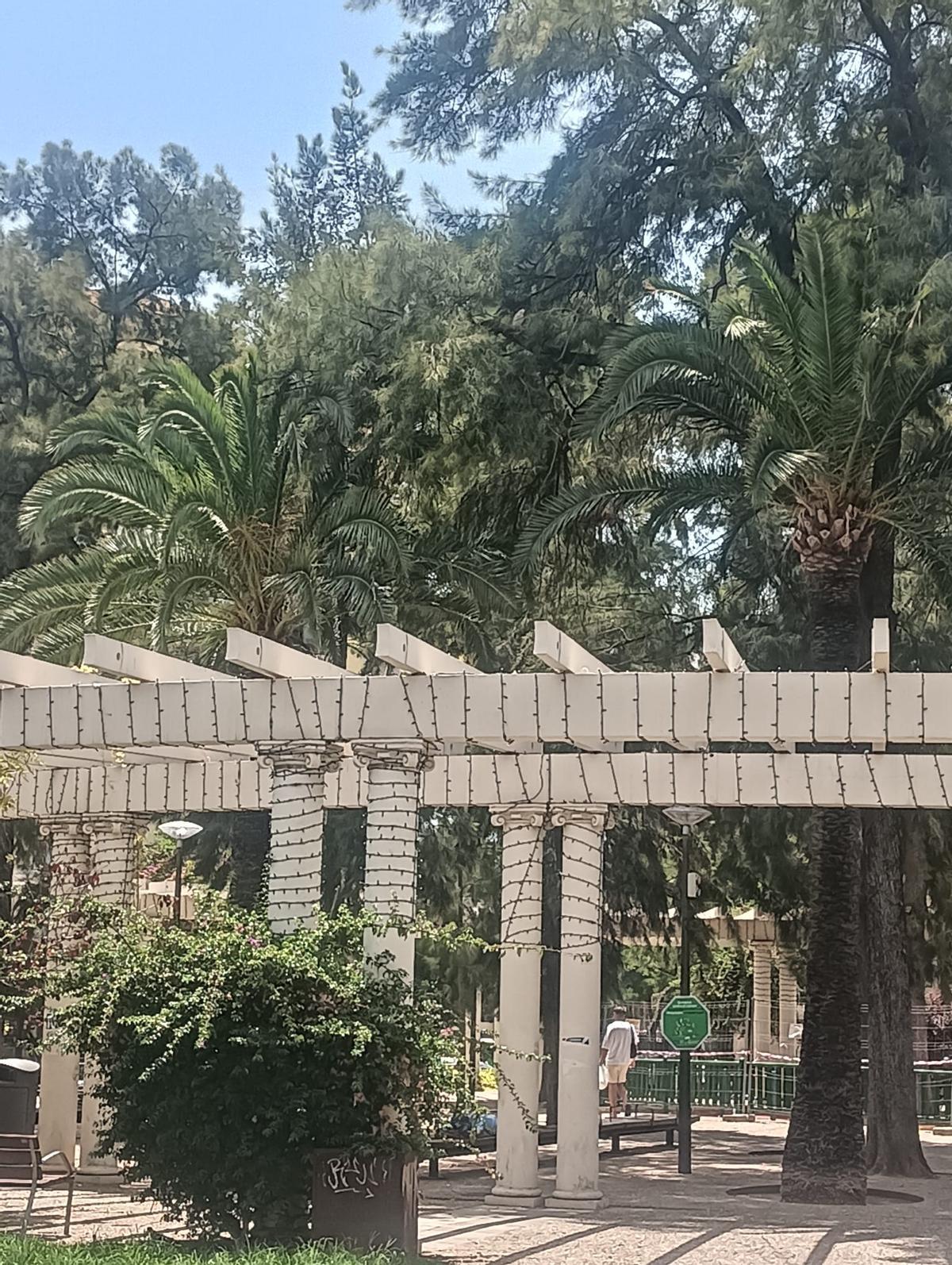 Las luces de Navidad ya se están empezando a instalar en la plaza de las Columnas, pese a que todavía es verano.