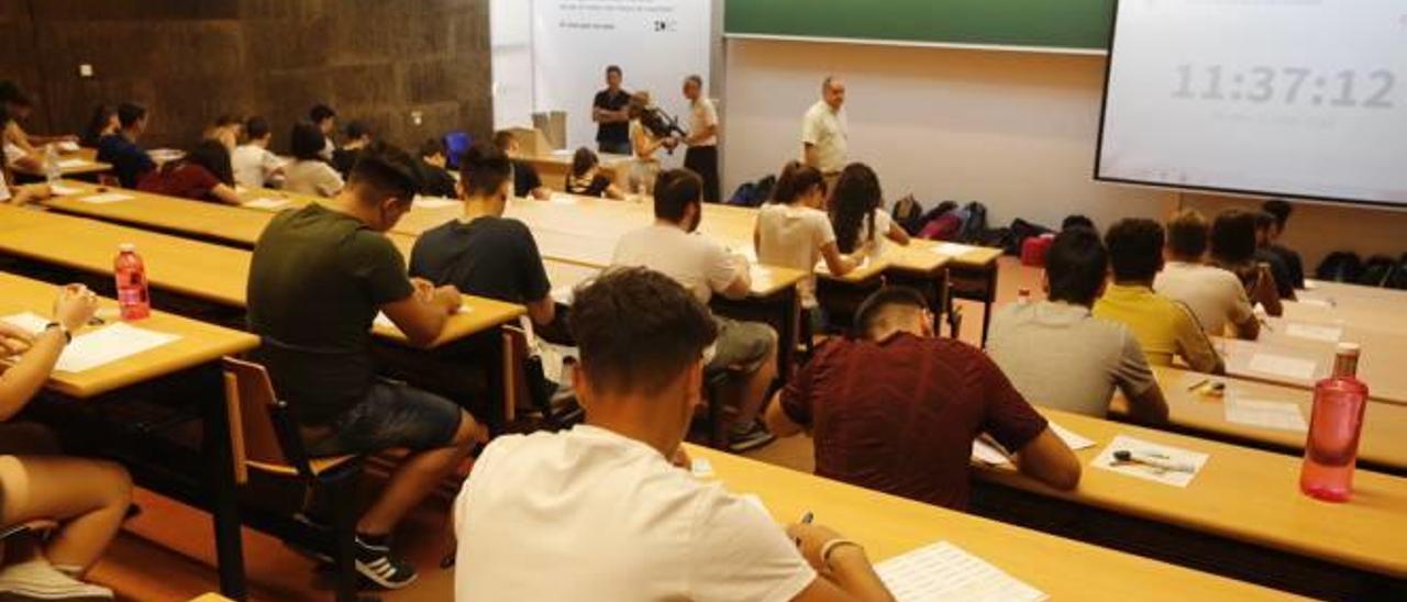 Alumnos durante un examen en la Universidad Miguel Hernández de Elche.