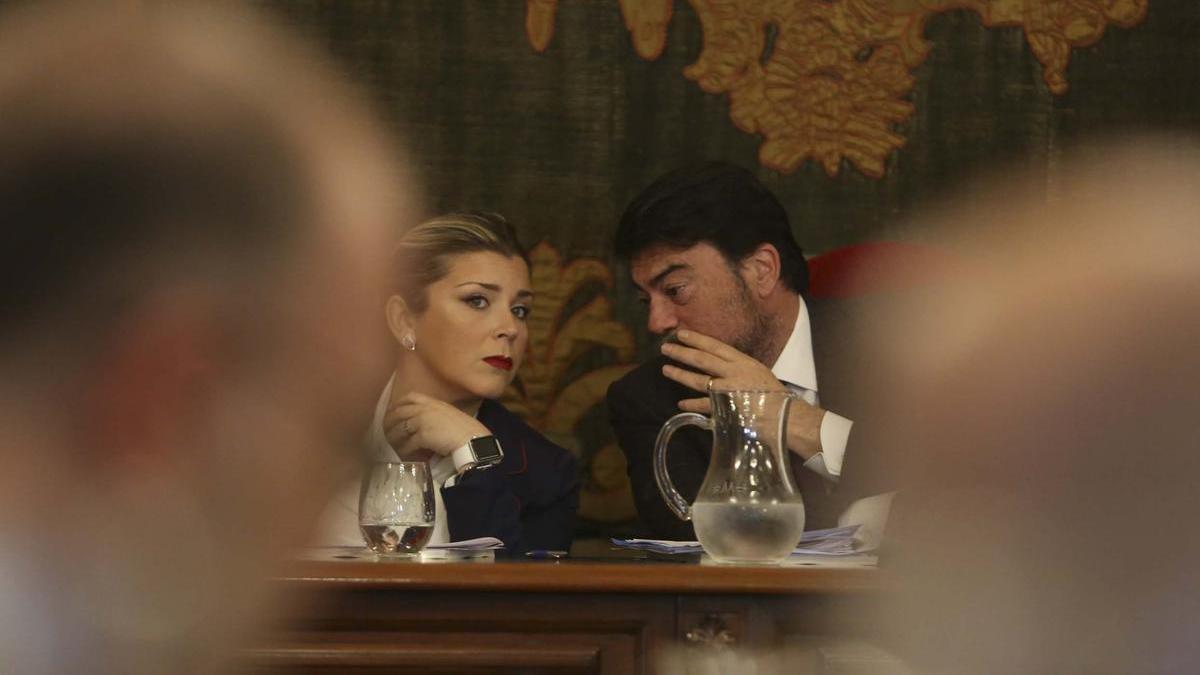 Barcala conversa con Mari Carmen Sánchez, durante un pasado pleno