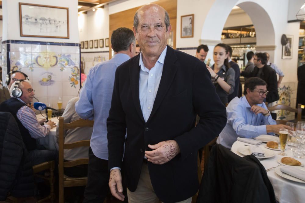 El empresario Pepe Barberá organizó ayer una comida por el Centenario del Valencia con más de 100 exjugadores y exdirectivos de distintas generaciones: Saura, Roberto Gil, los hermanos Claramunt, Forment, Tatono, Paquito, Zigic, Carboni... (en la imagen, Juan Sánchez saluda a Juan Martín Queralt ante Bartual y Llorente).