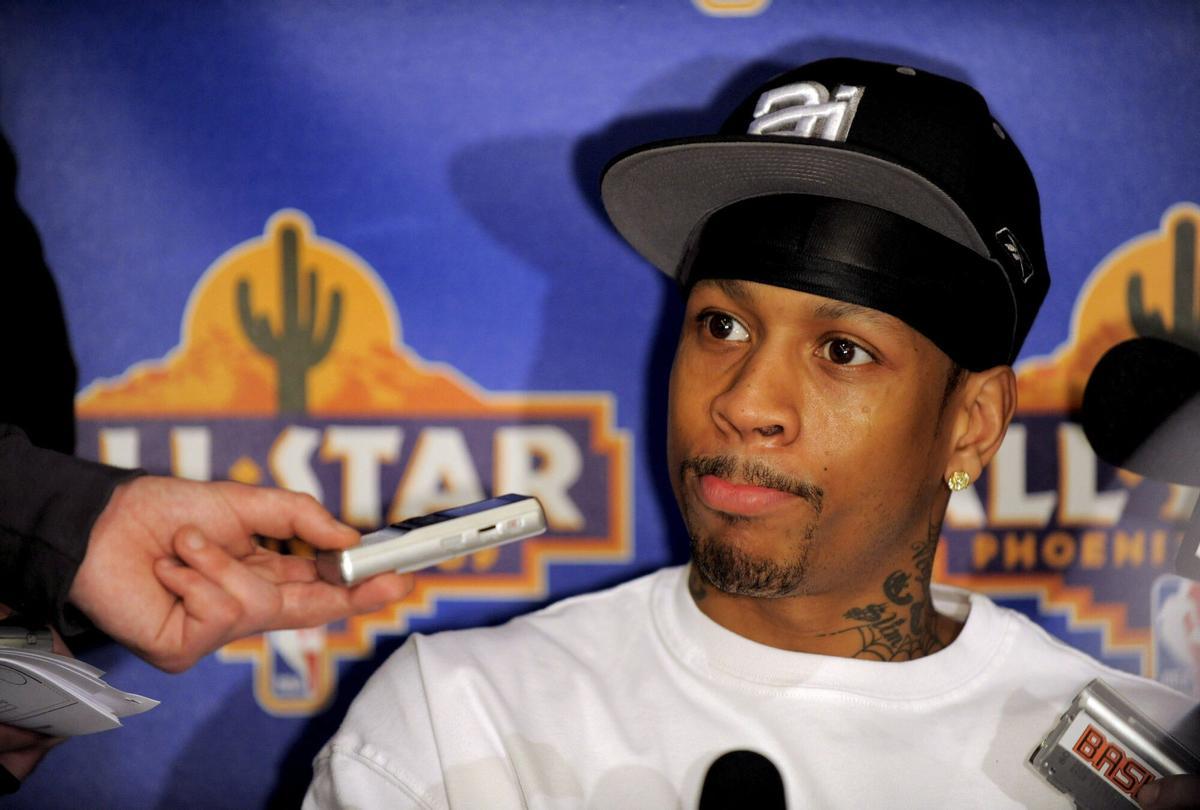 PBX23 PHOENIX (EEUU), 13/02/09.- El jugador de baloncesto de los Pistons de Detroit Allen Iverson habla hoy, 13 de febrero de 2009, durante una rueda de prensa, en Phoenix, Arizona (EEUU), previa al Juego de las Estrellas, que enfrentará las dos conferencias del baloncesto de Estados Unidos y que se jugará el próximo domingo. EFE/LARRY W. SMITH. HORIZONTAL