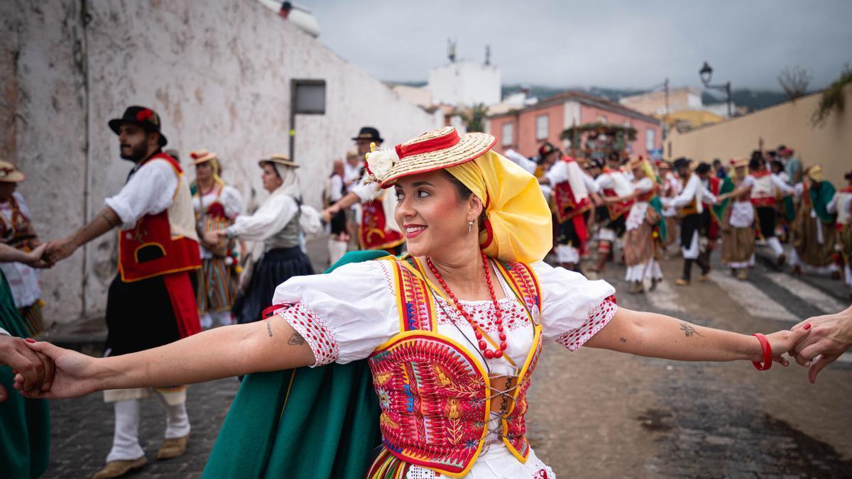 Una joven vestida de maga en la romería de La Orotava en honor a San Isidro Labrador y Santa María de la Cabeza