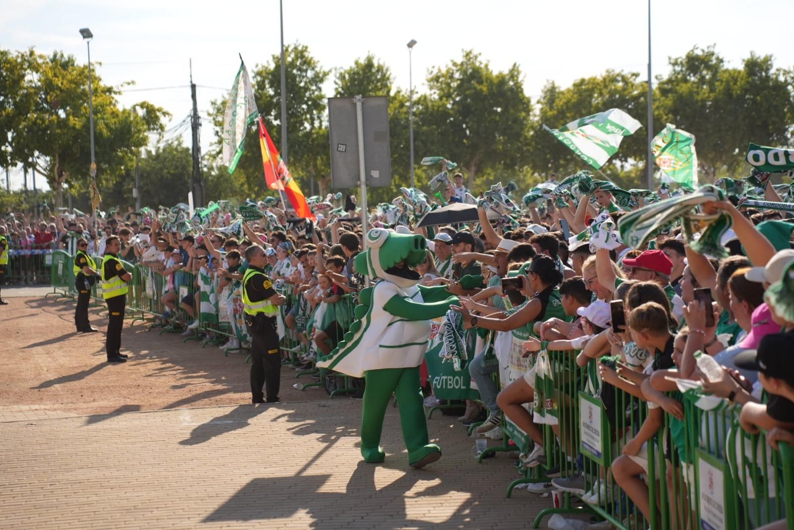 Así recibió la afición del Córdoba CF al autobús del equipo en El Arenal