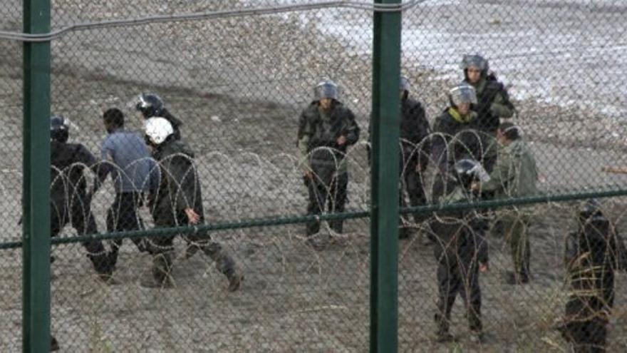 Gendarmes marroquíes y Guardia Civil impiden que 200 subsaharianos salten la valla en Ceuta