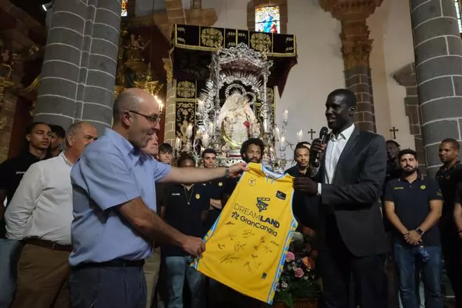 La plantilla del CB Gran Canaria visita a la Virgen del Pino