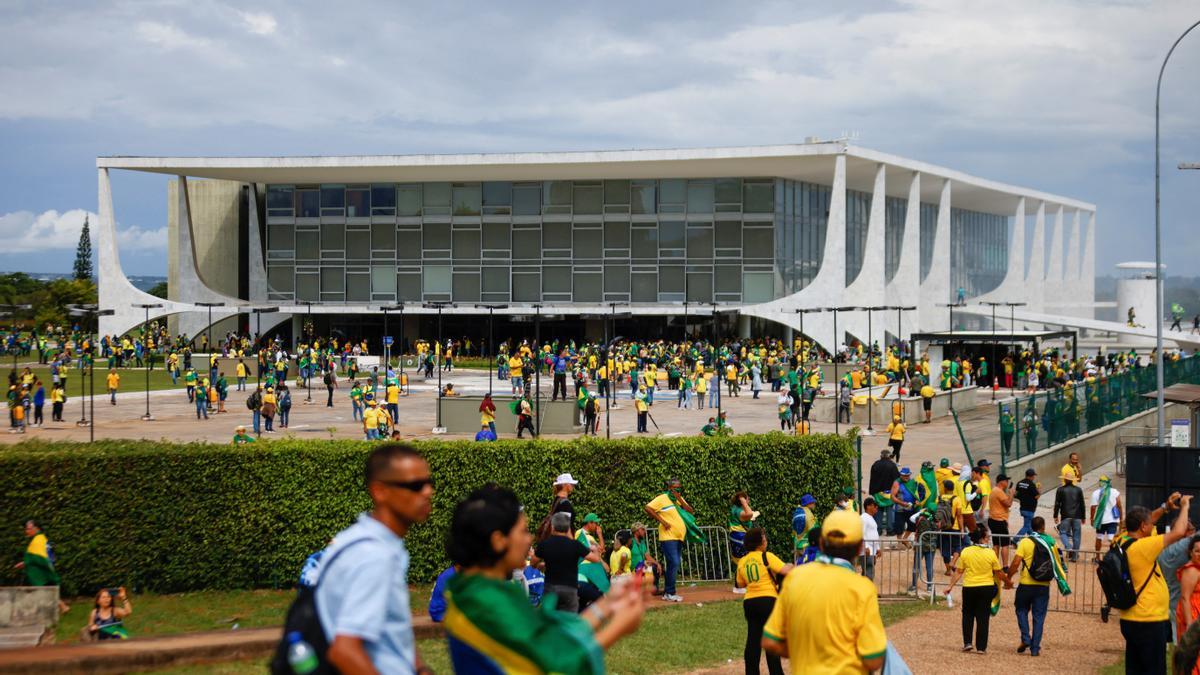 Seguidores de Jair Bolsonaro, durante el asalto a las instituciones en Brasilia.