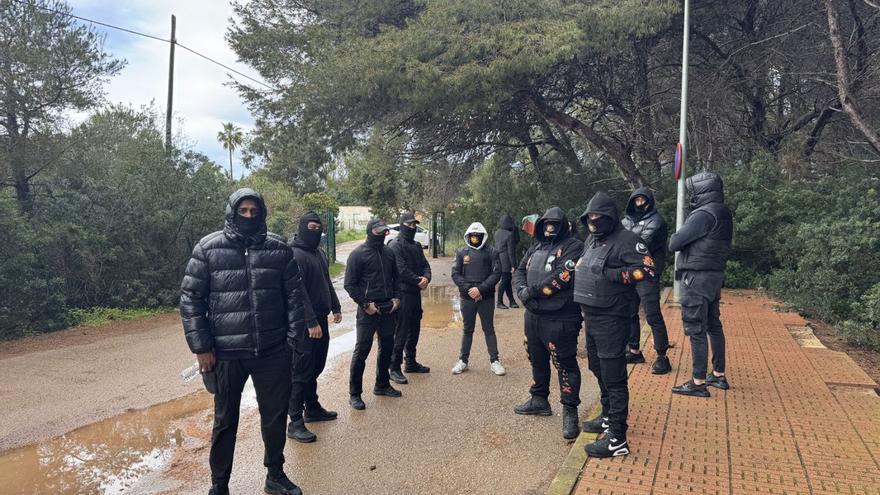 Una decena de miembros de la empresa D&S Desokupa, en la entrada al antiguo Club Punta Arabí.