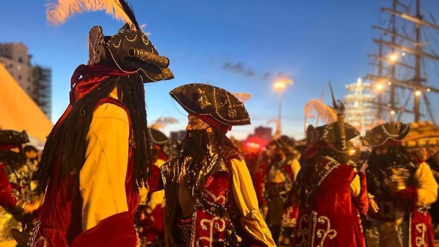 Umsuka-Imbali desfila ante los barcos de la regata.