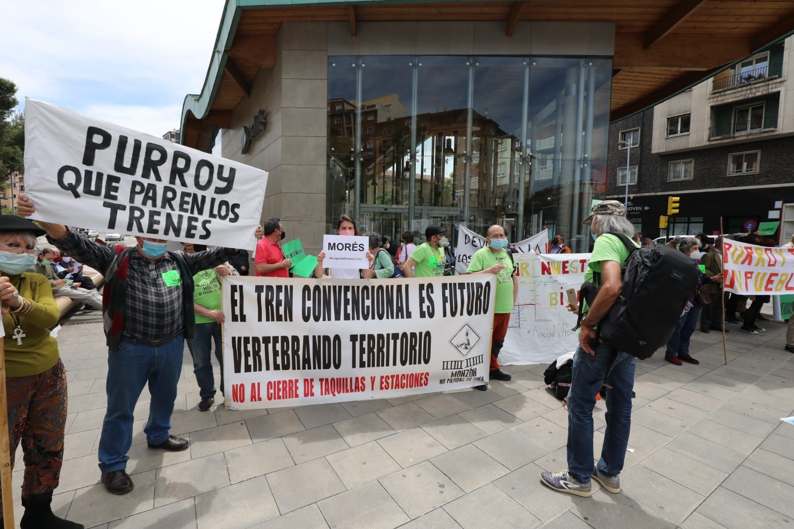 Más de 200 personas se manifiestan para pedir más paradas y frecuencias de tren