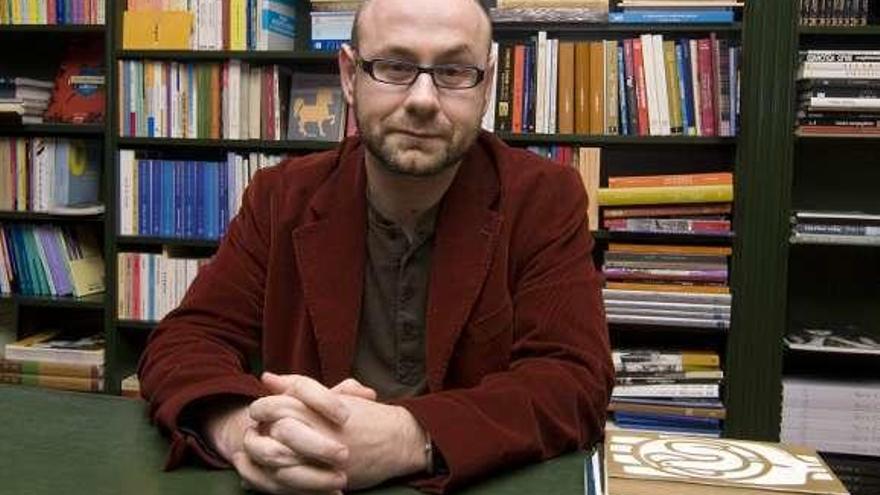 El escritor Xosé Manuel Pacho Blanco posa rodeado de libros.