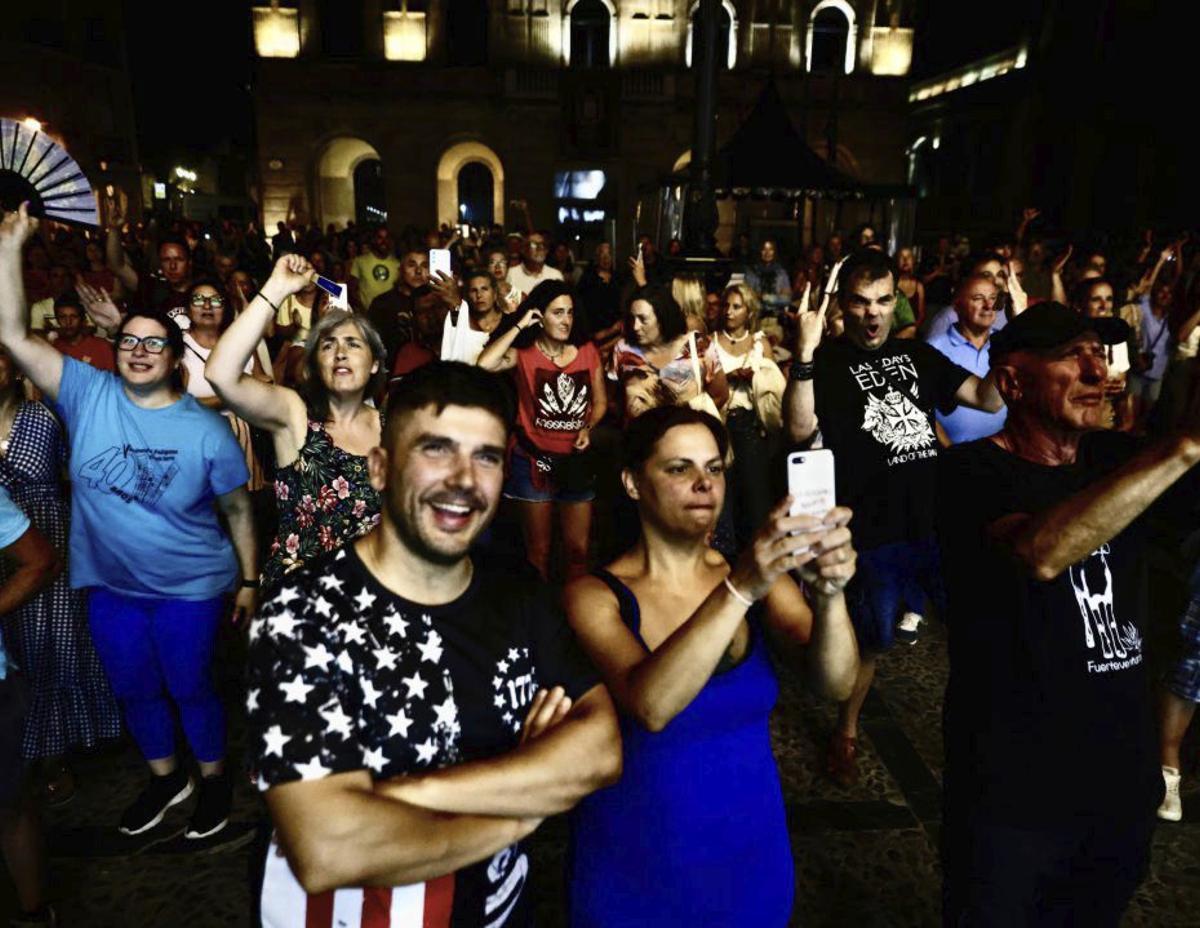 Público ayer animando a todos los que se subieron a cantar en la Plaza Mayor.