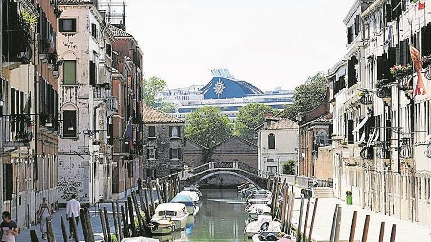 Un barco turístico y un crucero chocan en un canal de Venecia