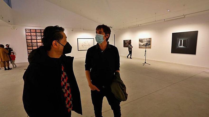 Por la izquierda, el artista japonés residente en Pravia Tadanori Yamaguchi y el castrillonense Juan Fernández Álava, con obras en la muestra. | M. V.