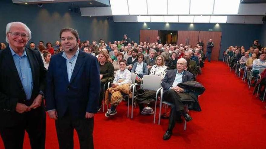 A la izquierda, Santos González, catedrático de Álgebra y presentador del acto, ayer con Amador Menéndez en el Club Prensa Asturiana.