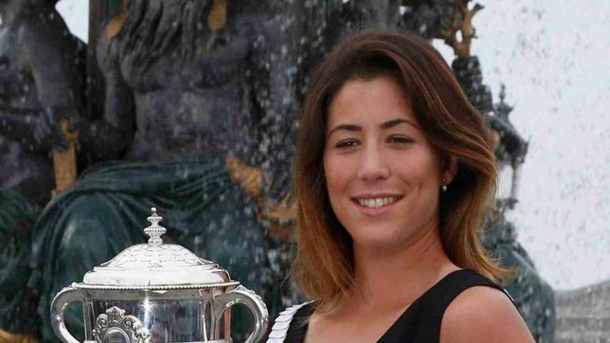 Garbiñe Muguruza abraza el trofeo de Roland Garros. efe