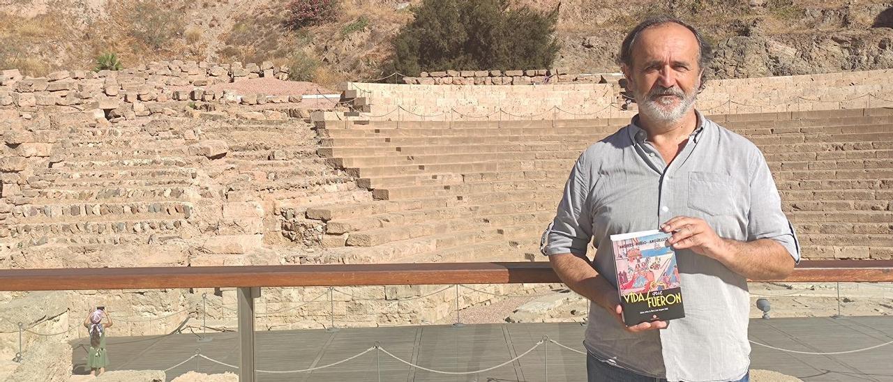 Francisco Javier Rodríguez Barranco con ‘Vidas que fueron', hace unos días junto al Teatro Romano de Málaga.